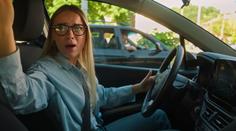Bezpečnější silnice: Mladé řidiče by měly kontrolovat automatické systémy, radí expert