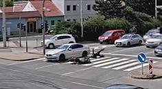 Děsivá jízda v ulicích Brna. Mladíci bezdůvodně přejeli motorkáře