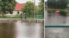 Špatně zabrzděná ruční brzda vyhnala do práce několik hasičů