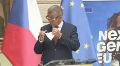 "Neznám pravidla, pořád se mění." Babiš nevěděl, co s respirátorem
