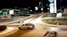 Jak nejezdit na náledí: Kruháčem v Olomouci svištěla auta rovně