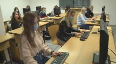 Zpátky do lavic, ale s testy. Žáci by na ně mohli chodit i každý týden
