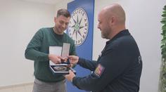 Běžec zachránil policisty, kteří se zřítili do Vltavy. Převzal ocenění