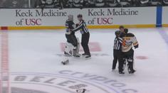 Gólmani v NHL se málem porvali. Bitce nakonec zabránili sudí