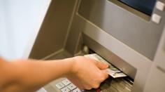 Muž našel v pardubickém bankomatu peníze. Poctivě je předal strážníkům