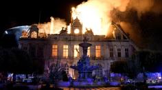Historická radnice ve Francii shořela. Budovu zapálili demonstranti
