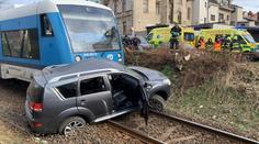 Vlak v Jablonci srazil auto. Čtyři lidé jsou zranění, řidiče vyprostili