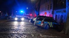 Z bytu plného kouře zachránili muže. Policisté mají podezření na varnu drog