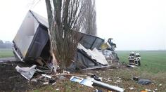 Tragická nehoda: Kamion se převrátil na auto! Řidič zemřel