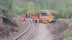 Vlak za Prahou měl ujet strojvedoucímu, vykolejil v zatáčce