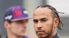 Jako bezdomovec. Hamilton překvapil fanoušky. Čistil si hlavu nezvyklou cestou