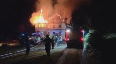 Na Semilsku shořela střecha dvoupatrového domu. Nájemníkům se podařilo uniknout