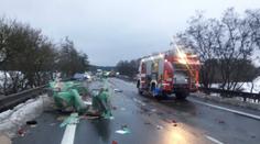 Na Svitavsku se srazila 4 auta. Náklad se rozsypal po silnici