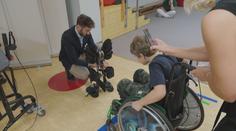 Osmiletý Adam je ochrnutý od prsou dolů. S pomocí exoskeletu opět chodí