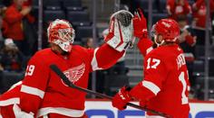 Hronek se Zadinou dovedli Detroit k výhře, Chicagu pomohla výměna kouče