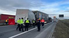 Tragická nehoda ochromila D8. Při srážce dodávky a kamionu zemřel jeden člověk