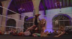 V britském kostele zápasí wrestleři. Každý boj vypráví biblický příběh