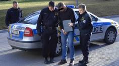 Sériový lupič přepadl čtyři pošty na Plzeňsku. Dopadla ho policie