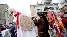 Tradiční masopust přilákal do pražských ulic stovky lidí