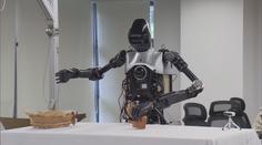 Skoro jako lidé. Roboti v Číně umí uklidit pokoj a připravit snídani