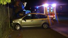 Opilá řidička narazila do lampy a plotu, nadýchala 2,5 promile