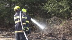Hasiči varují před pálením trávy a listí. Sucho už letos způsobilo stovky požárů
