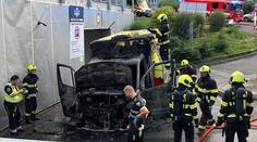 U žižkovského vysílače shořela sanitka. Záchranáři zrovna ošetřovali pacienta