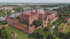 Největší cihlový hrad najdete v Polsku. Malbork sloužil po staletí křižákům