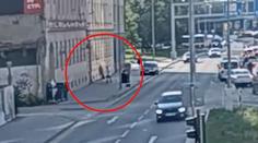 Muži uchránili ženu před znásilněním. Útočník ji osahával a natlačil na dveře
