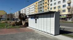 AlzaBox postavili hned vedle sochy. To se nepovedlo, přiznává společnost