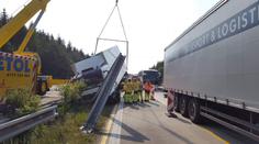 Dálnici D1 uzavřela v místě zúžení hromadná nehoda tří dodávek!