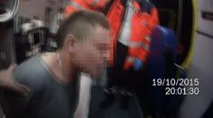 Mladík vyhrožoval sebevraždou, pak zmlátil rodiče i strážníky