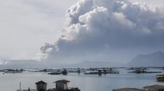 Sopka začala chrlit lávu, hrozí silná erupce! Tisíce lidí prchají z domovů