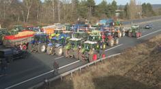 Velké protesty ve Francii: Farmáři zablokovali těžkými stroji okolí Paříže