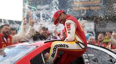 NASCAR má po 58 letech vítěze tmavé pleti. Před rokem mu hrozili šibenicí