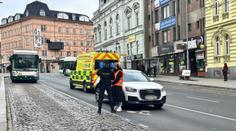 Muž v Plzni skočil před jedoucí auto. Řidičce měl vynadat, že ho nezabila