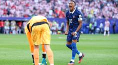 Slabý sudí, zákeřná Paraguay a rozzuřený Mbappé. Ve Filadelfii to jiskřilo