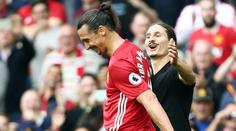 Zlatan se musel smát! Přiběhl na hřiště jeho brácha nebo dvojník?