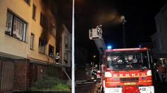 Z hořícího bytu evakuovali sedm lidí. Byly mezi nimi tři děti