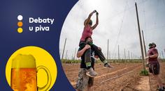 Výčepní vyrazili na chmel. Využili tak čas, kdy nemohli čepovat pivo