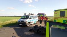 Smrtelná nehoda u Roztok! Motorkáře se oživit nepodařilo