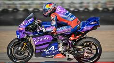 Jezdec MotoGP ukázal, jaký je drsňák. Nahodil si rameno a na motorce pokračoval