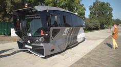 V pražských ulicích jezdí autobus bez řidiče. Připomíná vesmírnou loď
