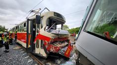 V Praze se srazily tramvaje. Řidiče museli vyprostit, zranění jsou tři lidé