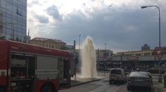 Obří vodotrysk u metra! Dodávka omylem nacouvala do hydrantu