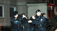 Policista vedl bandu lupičů! Oloupili ženu o polodrahokamy!