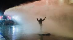 Protesty v Gruzii se vyostřují. Demonstranty mlátí maskovaní bitkaři