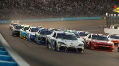 Komentátor: NASCAR je ve spropitném v nižších patrech. Auto stojí osm milionů