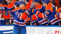 Když to nejde hokejkou, jde to hlavou. Útočník Oilers dal hodně kuriózní gól