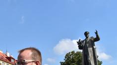 Praha 6 zakryla maršála Koněva kvůli vandalům. Jeden plachtu strhl